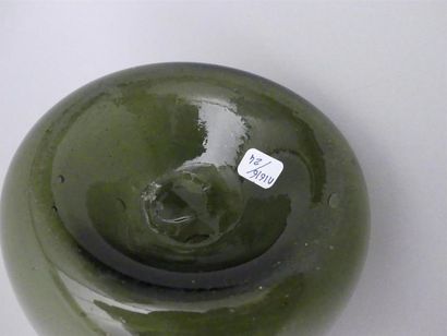null Flacon oignon en verre soufflé vert.
XVIIIe
H : 19 cm