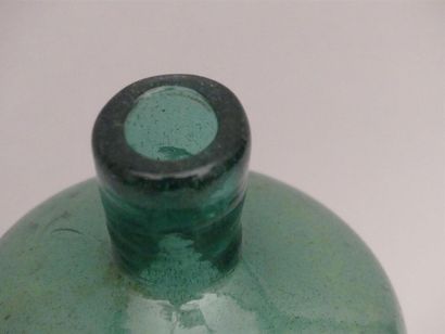 null Flacon en verre soufflé bleu-vert.
XVIIIe
H : 27 cm