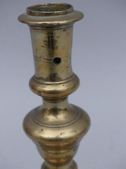 null Bougeoir en bronze
XVIIe
H : 20 cm
(percé)
