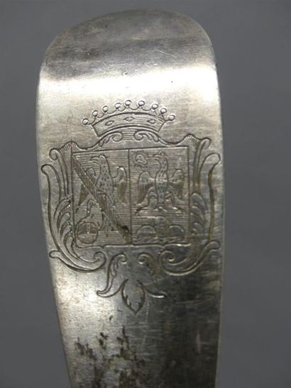 null Cuillère à ragout en argent, spatule armoriée.
Toulouse, XVIIIe
Poids:149,8g...