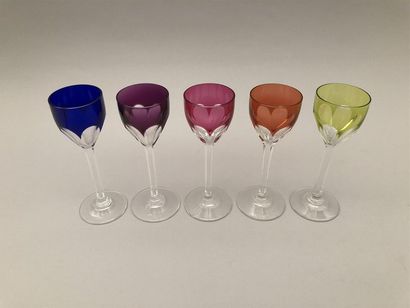 null BACCARAT
Suite de 5 verres à liqueur en cristal taillé de couleur modèle Genova
H...
