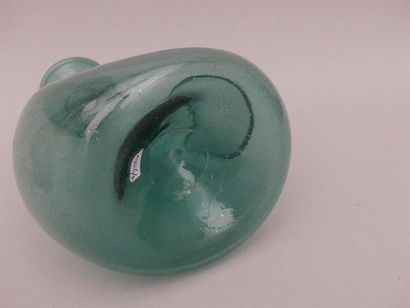 null Porron à cul rentrant, en verre soufflé vert-bleu.
XVIIIe
H : 26 cm