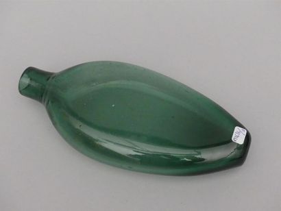 null Gourde de forme ovoîde en verre soufflé beu-vert
XVIIIe
H : 26 cm