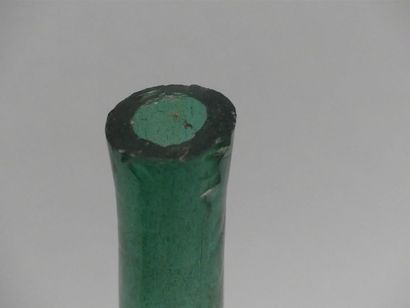 null Bouteille à long col en verre soufflé vert-bleu
XVIIIe
H : 32 cm
(legers éclats...