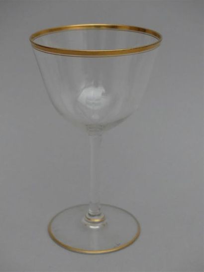 null Suite de quinze verres à vin en verre à bord doré.
H : 12,5 cm
