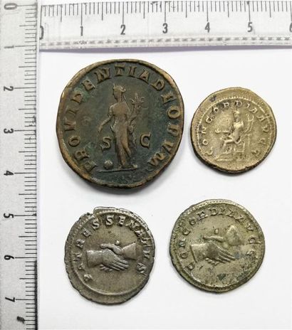 null Lot de 4 pièces comprenant : 1 sesterce et 1 denier argent de Pupien, 1 Antoninien...