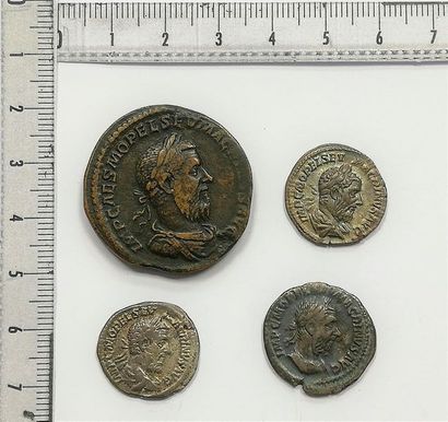 null Lot de 4 monnaies de Macrin comprenant : 1 sesterce et 3 deniers en argent.