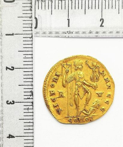 null Solidus - d' Honorius frappée à Ravenne 
Poids : 4.4 g - TTB 