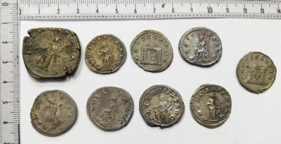 null Lot de 5 monnaies comprenant : 1 Sesterce, et 5 Antoniniens d'Etrucille, on...