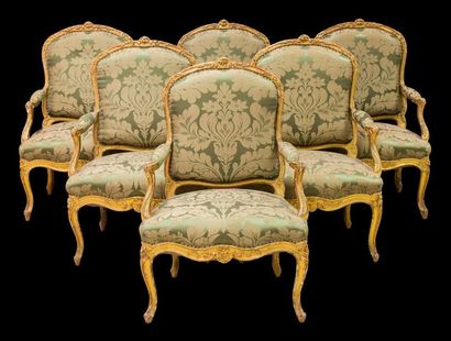 null Suite de six fauteuils à dossier à la reine, en bois sculpté, doré à décor de...