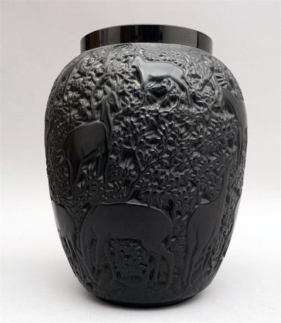 null LALIQUE FRANCE 
Vase « Biches » , modèle créé en 1932
Vase en verre soufflé-moulé...