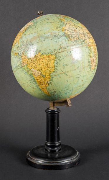 null Globe terrestre, pied en bois noirci
Bertaux Editeur
H : 50 cm.