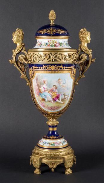 null SEVRES
Important vase couvert sur piédouche en porcelaine à fond bleu, à décor...