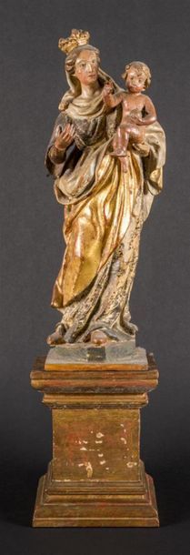 null Vierge à l'Enfant en bois sculpté, polychromé et doré, dos ébauché. La Vierge...