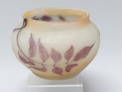 null GALLE
Vase de forme vide-poche en verre multicouche dégagé à l'acide à décor...