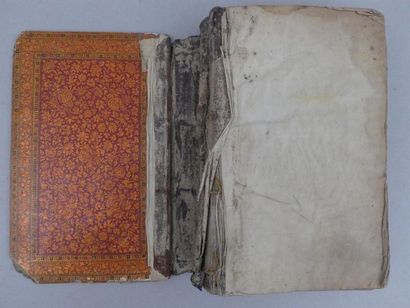 [CORAN]. MANUSCRIT [CORAN]. MANUSCRIT. In-8 dos muet de basane brune, plats de papier...