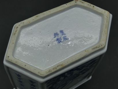 null Flacon couvert de forme hexagonale en porcelaine à décor blanc-bleu de fleurs,...