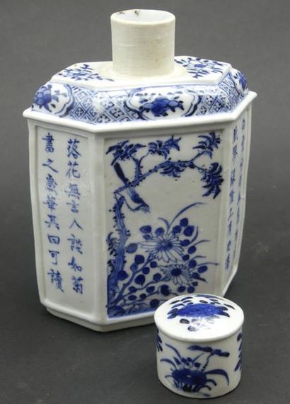 null Flacon couvert de forme hexagonale en porcelaine à décor blanc-bleu de fleurs,...