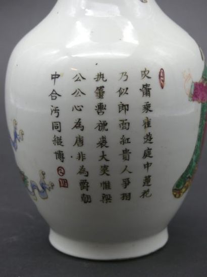 null Vase de forme balustre porcelaine et émaux de la famille rose, à décor d'un...