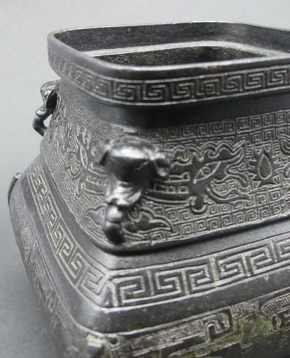 null Pot ou vase quadrilobée en bronze finement ciselé à décor de dragons à la recherche...