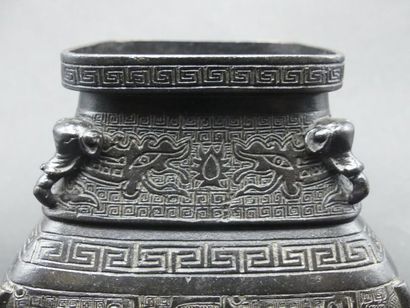 null Pot ou vase quadrilobée en bronze finement ciselé à décor de dragons à la recherche...