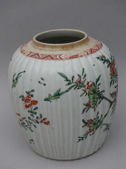 null Vase à panse godronnée en porcelaine et émaux polychrome de la famille verte...