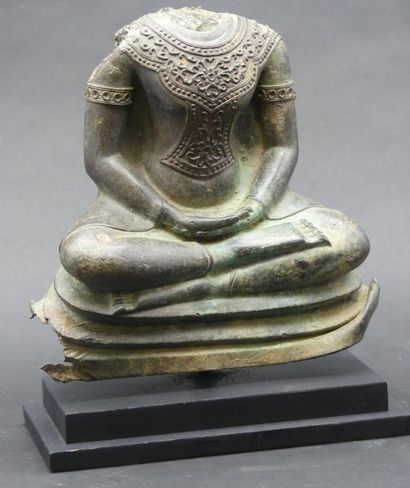 null Torse de Bouddha en bronze de belle patine verte finement ciselé.
Thailande,...