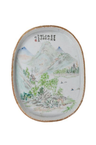 null Plateau de forme ovale, en porcelaine et émaux qianjiangcai, à décor d'un paysage...