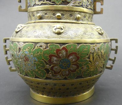 null Paire de vases en bronze et émaux cloisonnés à décor de fleurs dans leur feuillage,...