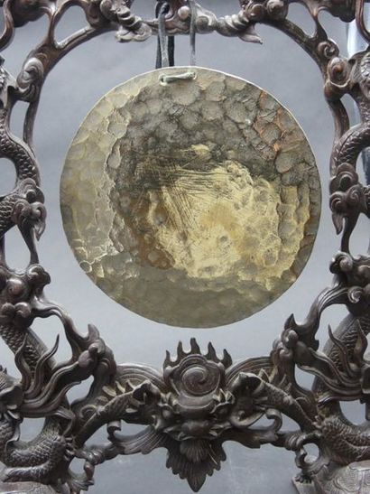 null Gong en bronze argenté martelé dans une monture en bois sculpté à à décor de...