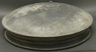 null Large vasque en bronze (uruli).
Inde.
Diam : 62 cm