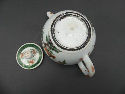 null Théière en porcelaine et émaux de la famille verte, décor d'oiseau branché sur...