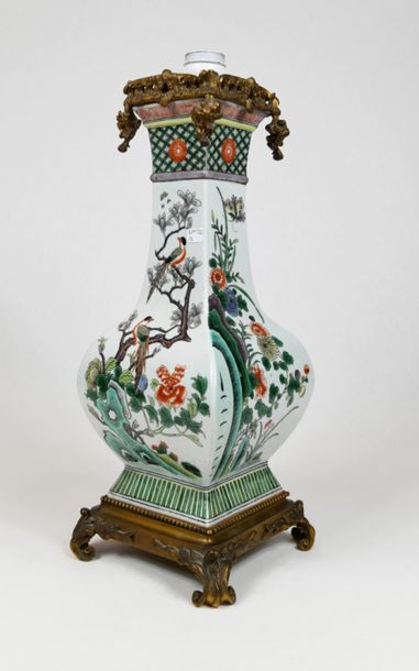 null Vase en porcelaine et émaux famille verte, de forme quadrangulaire, à décor...