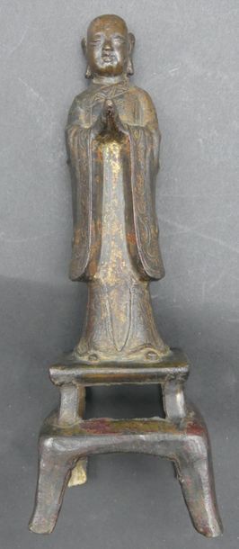 null Sujet en bronze laqué avec traces de dorures et polychromies représentant un...