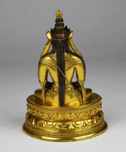  Statuette en bronze doré, représentant le bouddha Amitayus assit sur un socle lotiforme...