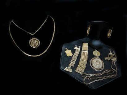 null Lot de bijoux en or ( boucle d'oreilles, broches, médailles, pendentifs...)
Poids:...