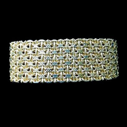 null Bracelet manchette articulé en or tressé.
Vers 1960
Poids: 83.4 g - Longueur:...