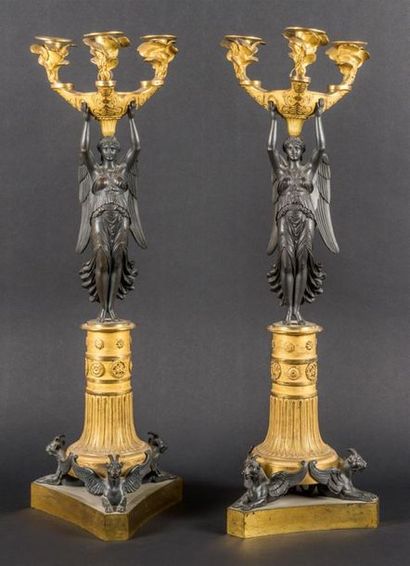 Paire de candélabres en bronze doré et en bronze patine mat à trois lumières en forme de lampe à huile