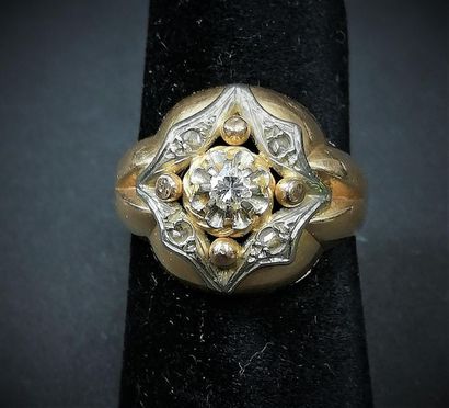 null Bague dôme, diamants taille rose et central taille brillant, 0.10 carat environ.
Vers...