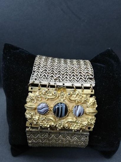 null Bracelet manchette en métal doré, tréssé et pierres décoratives.
L : 18, 5 cm...