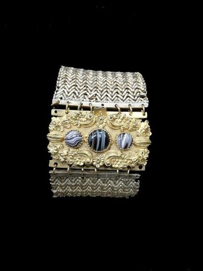 null Bracelet manchette en métal doré, tréssé et pierres décoratives.
L : 18, 5 cm...