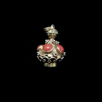 null Pendentif or 14 K et corail en cabochon 
Poids brut : 9.2 g 