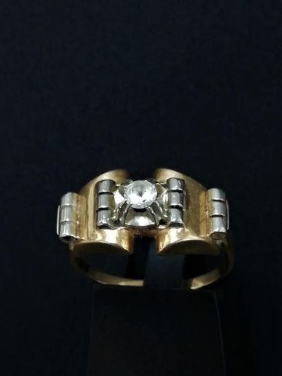 null Bague jonc or et pierre.
Vers 1940
Poids brut : 2,7 g - Doigt 57