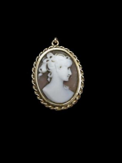 null Shell cameo pendant, gold 
setting Gross weight: 4 g 