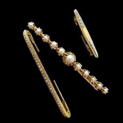 null Trois broches barrettes or et perles
Poids brut : 9.2 g 