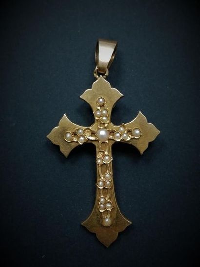 null Gold cross and cultured pearls.
Gross weight :3.4 g