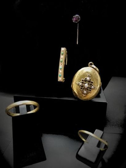 null Lot de bijoux or : pendentif porte-photo, deux alliances, broche, épingle de...
