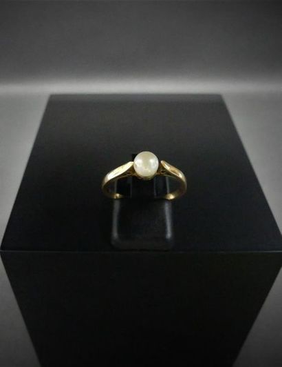 null Ring, cultured pearl, gold mount.
Gross weight: 2.5 g - finger: 56