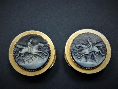 null Two gold collar buttons and stones engraved in cameo " Cavaliers" Gross
weight:...