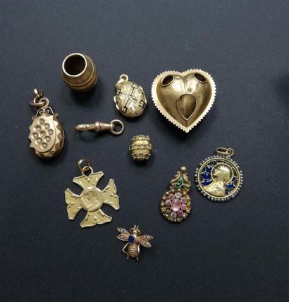 null gold lot including and pendant stones, medals ... accidents 
Gross weight: 24.3...